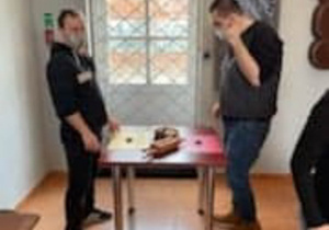 Dwóch uczestników Programu Rehabilitacja 25 plus stoi przy stole podczas warsztatów piernika w Muzeum Regionalnym w Radomsku.